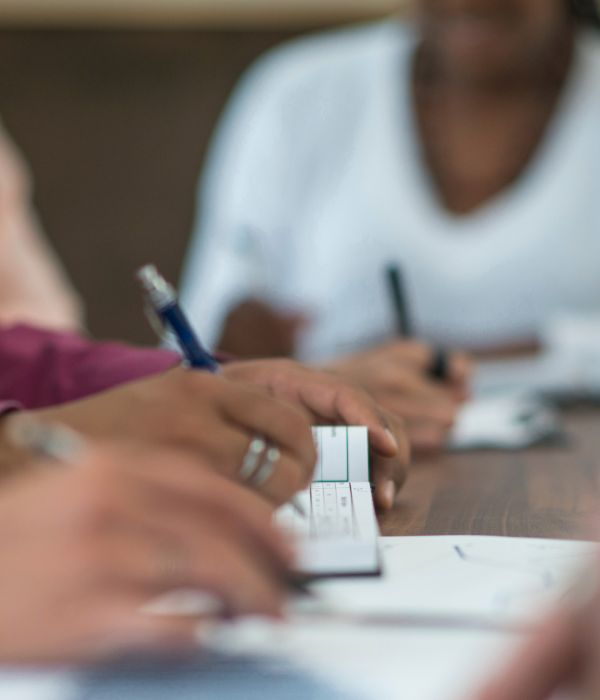 personnes rédigeant des rapports